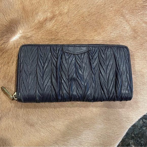 Coach Zip Around Accordion Wallet Navy Gathered Leather Design EUC! Rare - Picture 1 of 5